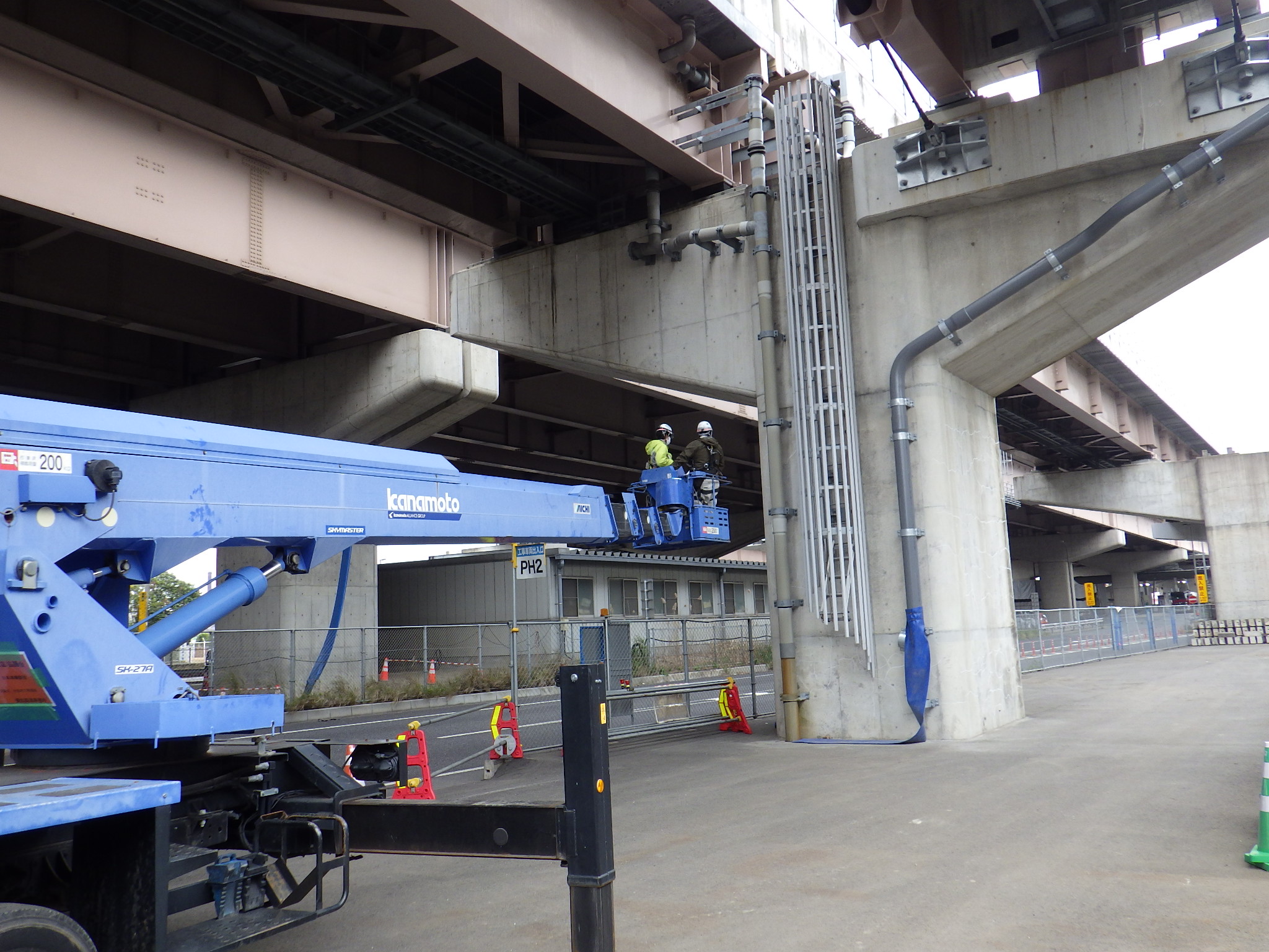 ランプ橋鋼上部工工事 ひび割れ調査