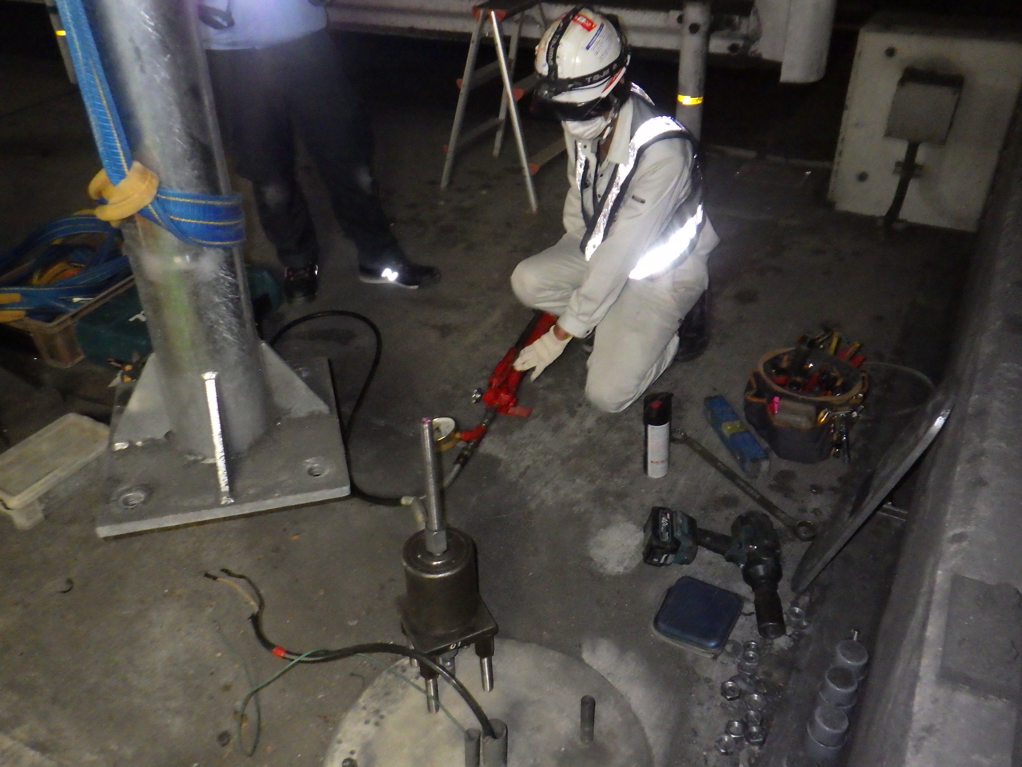 道路照明　既設アンカーボルトの引張強度試験