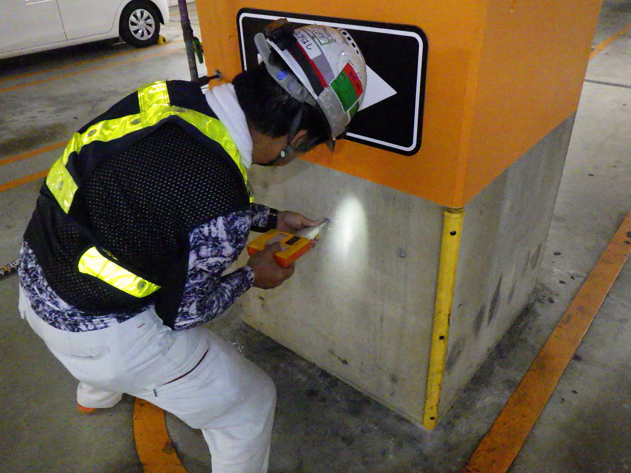 商業施設地下駐車場柱部調査